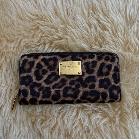 Michael Kors faux fur leopard print wallet - Picture 1 of 6